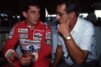 1990: Ayrton Senna (li.) beim Großen Preis von Mexiko im Gespräch mit Vater Miltão.