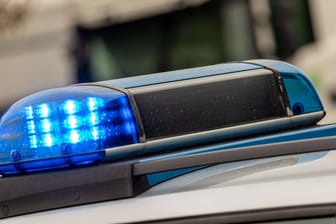 Blaulicht leuchtet auf einem Polizeiwagen (Symbolbild): Ein 83-Jähriger wird vermisst.