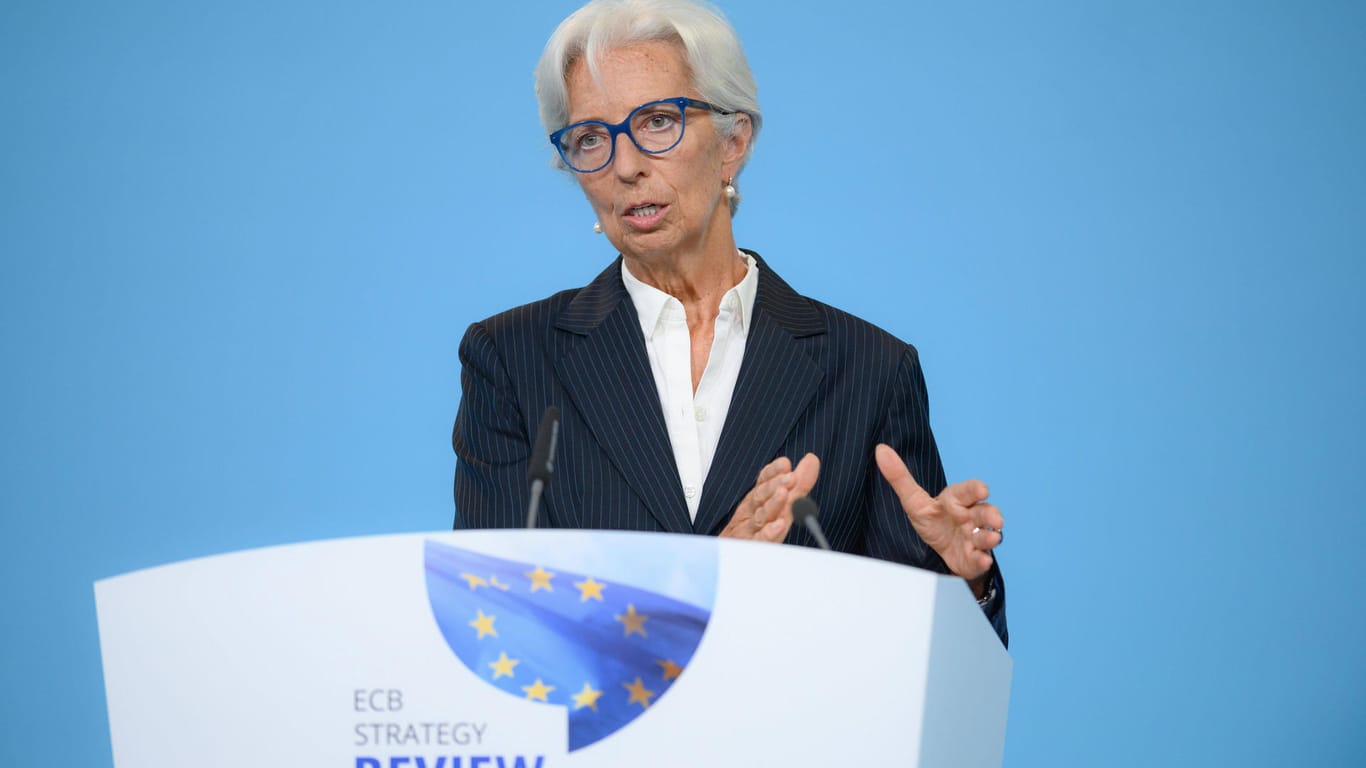Die Präsidentin der Europäischen Zentralbank, Christine Lagarde (Archivbild): Trotz hoher Inflation halten die Währungshüter am niedrigen Leitzins fest.