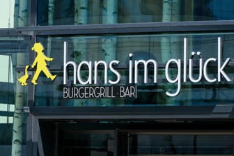 Das Logo der Burgerkette an einer Filiale (Archivbild): Auch in Hannover hat "Hans im Glück" nun eröffnet.