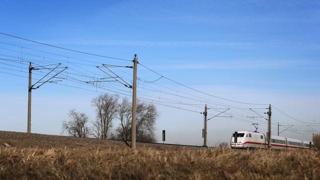 ICE auf Bahnstrecke Augsburg-Ulm