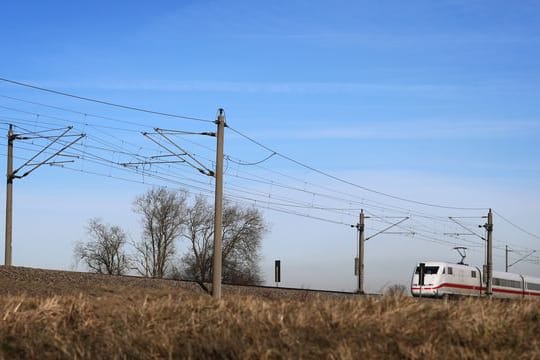 ICE auf Bahnstrecke Augsburg-Ulm