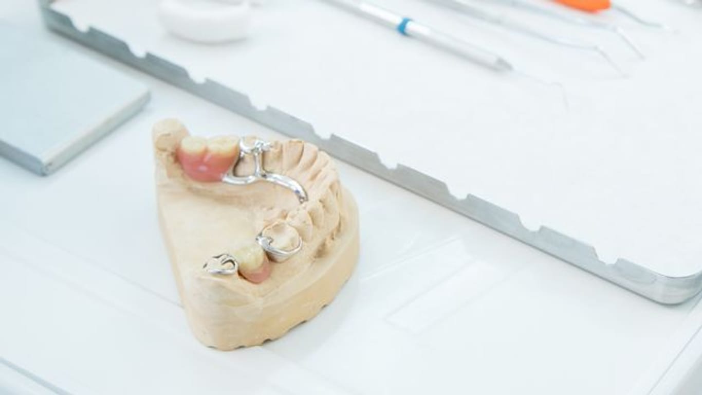 Eine herausnehmbare Zahnprothese benötigt eine gründliche Pflege.