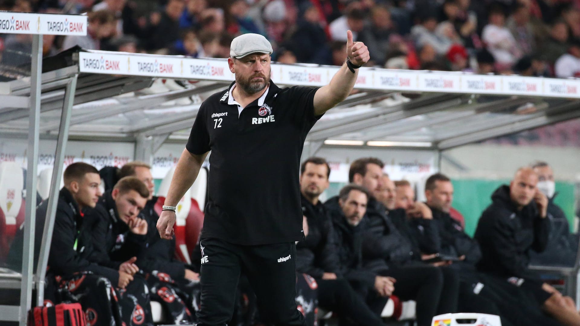 Trainer Steffen Baumgart gestikuliert: Mit seiner Aufstellung ging er ein gewisses Risiko ein.