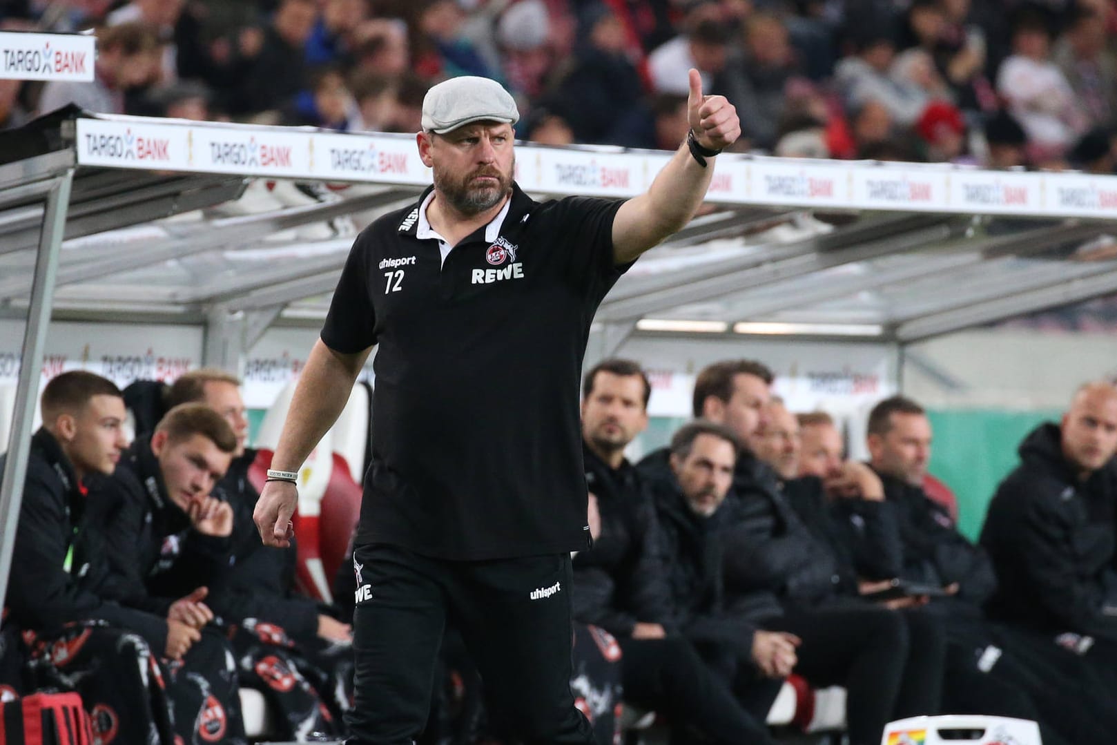 Trainer Steffen Baumgart gestikuliert: Mit seiner Aufstellung ging er ein gewisses Risiko ein.