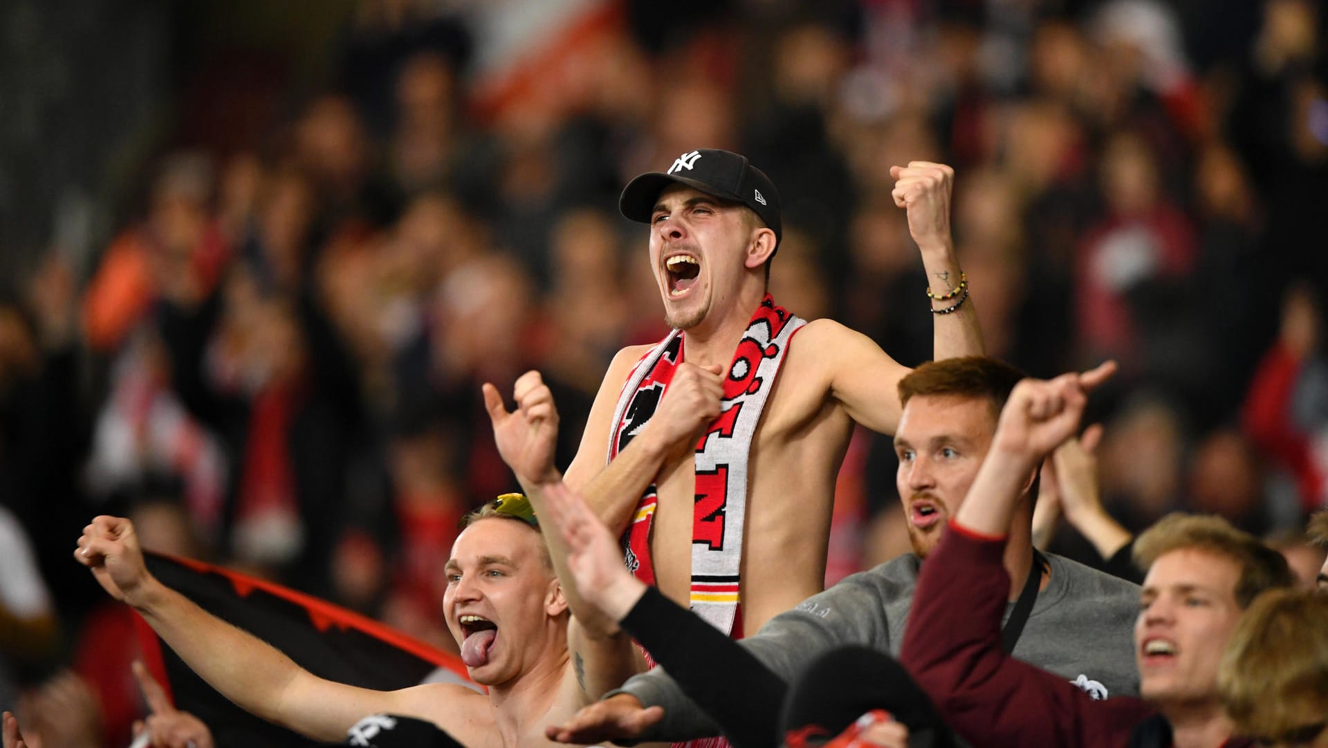 Die Fans lieben es: Der 1. FC Köln zieht ins Achtelfinale ein.