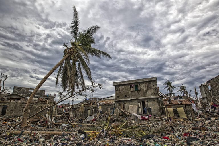 Haiti ist weltweit mit am härtesten von der Klimakrise betroffen. Der kleine Inselstaat in der Karibik wird immer häufiger von großen Tropenstürmen heimgesucht. 2016 wütete Hurrikan Matthew über den Südwesten und machte ganze Stadtteile dem Erdboden gleich.