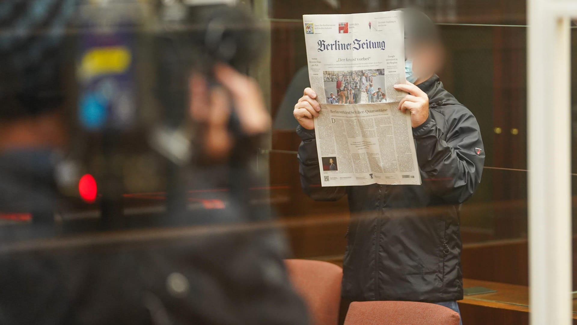 Der Angeklagte hält sich eine Zeitung vor sein Gesicht, während er zum Prozessbeginn in den Berliner Gerichtssaal kommt: Der 56-Jährige wurde zu einer Bewährungsstrafe verurteilt. Der Angeklagte hält sich eine Zeitung vor sein Gesicht, während er zum Prozessbeginn in den Berliner Gerichtssaal kommt: Der 56-Jährige wurde zu einer Bewährungsstrafe verurteilt.