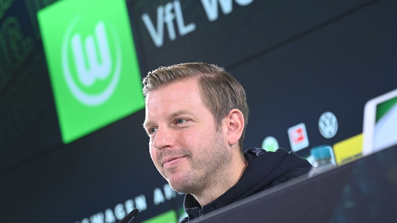 Gut gelaunt: Neu-Wolfsburg-Coach Florian Kohfeldt bei seiner Vorstellung beim VfL.