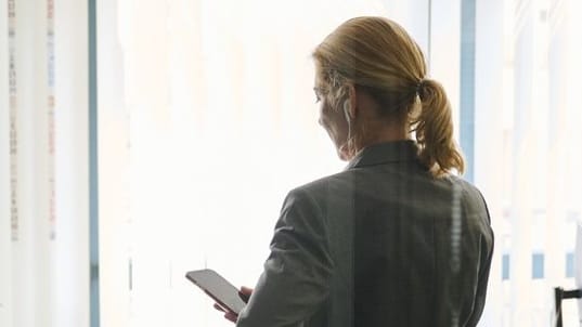 Eine Frau in einem Bürozimmer (Symbolbild): Im Gleichstellungsindex 2021 erreichte die EU einen Wert von 68 von 100 Punkten.