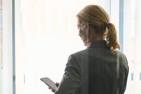 Eine Frau in einem Bürozimmer (Symbolbild): Im Gleichstellungsindex 2021 erreichte die EU einen Wert von 68 von 100 Punkten.