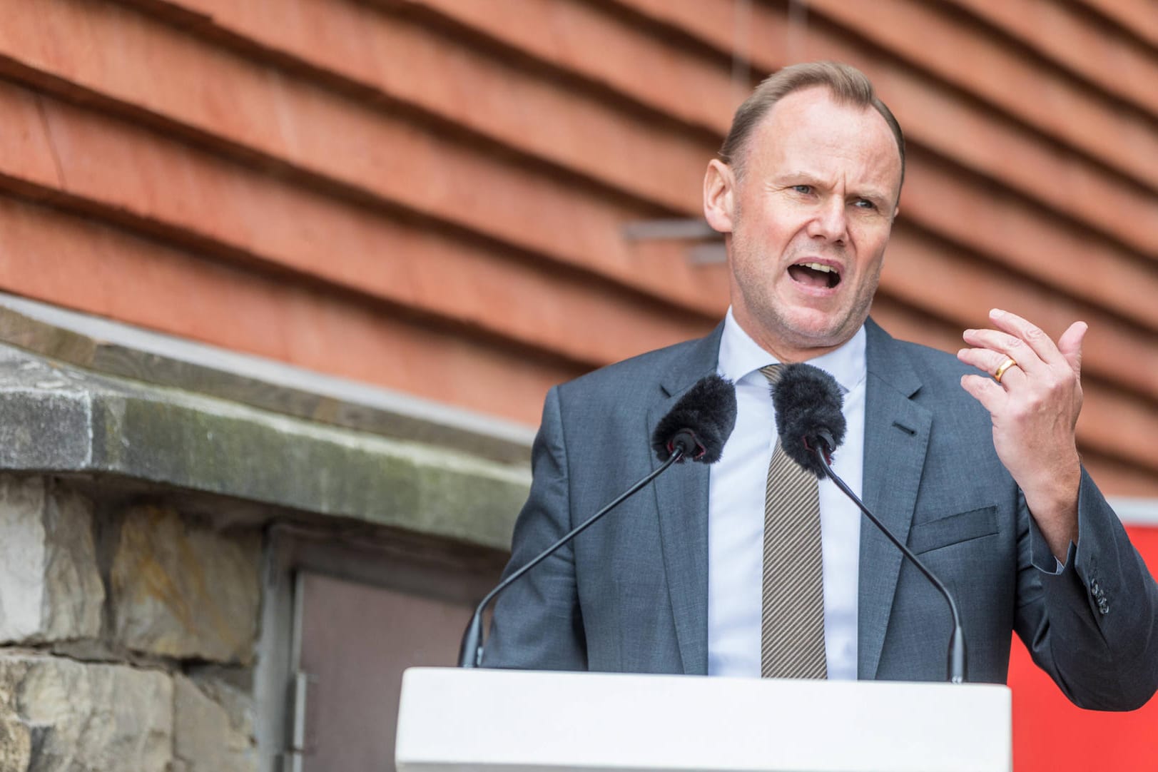 Andy Grote spricht auf einer Veranstaltung (Archivbild): Der SPD-Politiker ist zur Zielscheibe einer Künstlergruppe geworden.