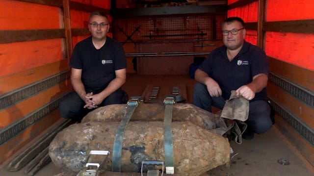 Michael Daenecke (l.) und Siegfried Konopatzki vom Kampfmittelbeseitigungsdienst der Bezirksregierung Düsseldorf mit den entschärften Bomben: Sechs Exemplare wurden in Köln gefunden. Michael Daenecke (l.) und Siegfried Konopatzki vom Kampfmittelbeseitigungsdienst der Bezirksregierung Düsseldorf mit den entschärften Bomben: Sechs Exemplare wurden in Köln gefunden.