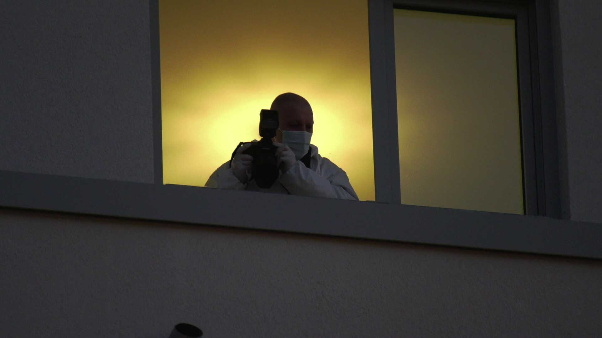 Spurensicherung vor Ort: Eine Frau war aus dem Fenster gestürzt.