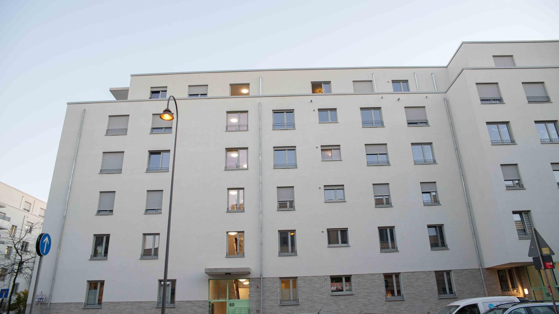 Blick auf ein Wohnhaus: Eine Frau fiel aus dem vierten Stock.