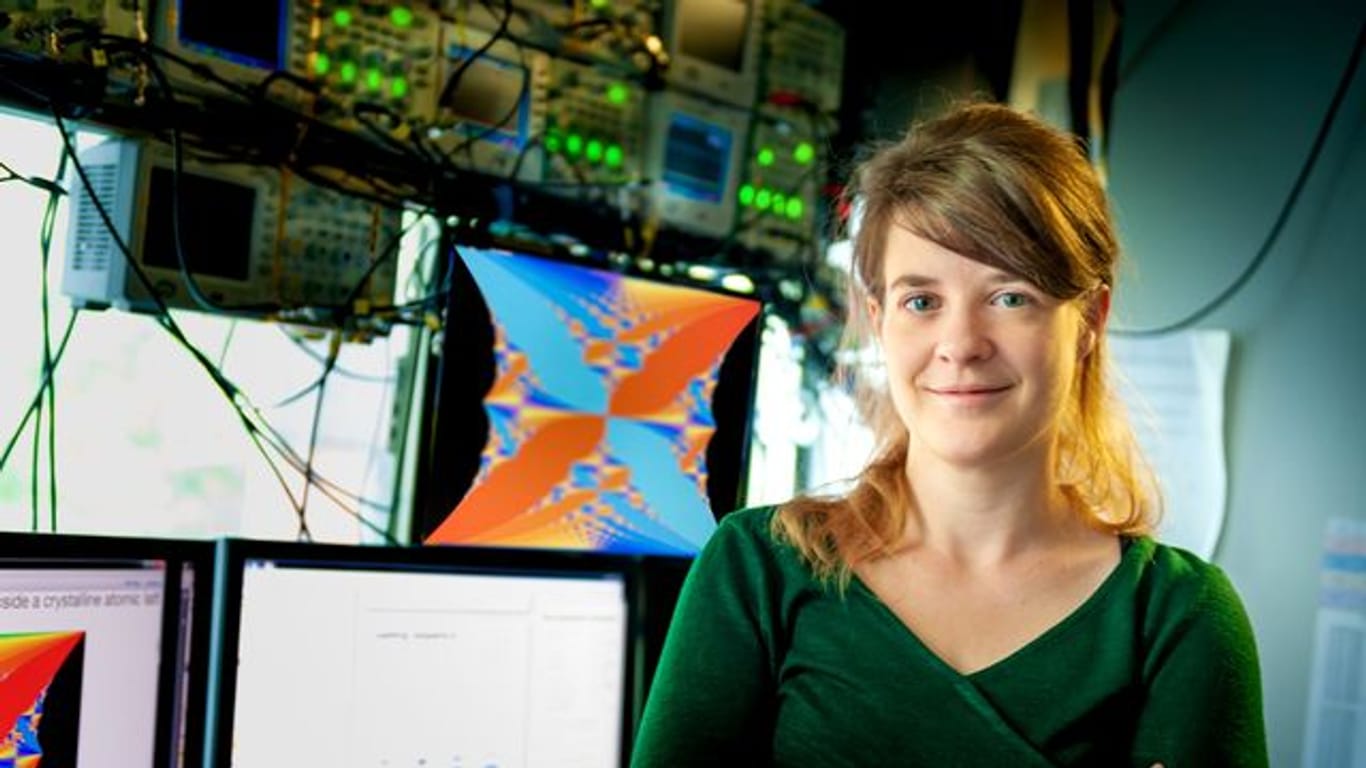 Die Experimentalphysikerin Monika Aidelsburger steht im Labor