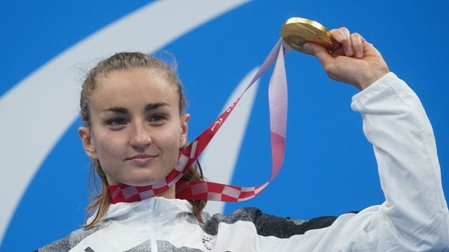 Elena Krawzow (Deutschland) jubelt über ihre Goldmedaille Elena Krawzow (Deutschland) jubelt über ihre Goldmedaille