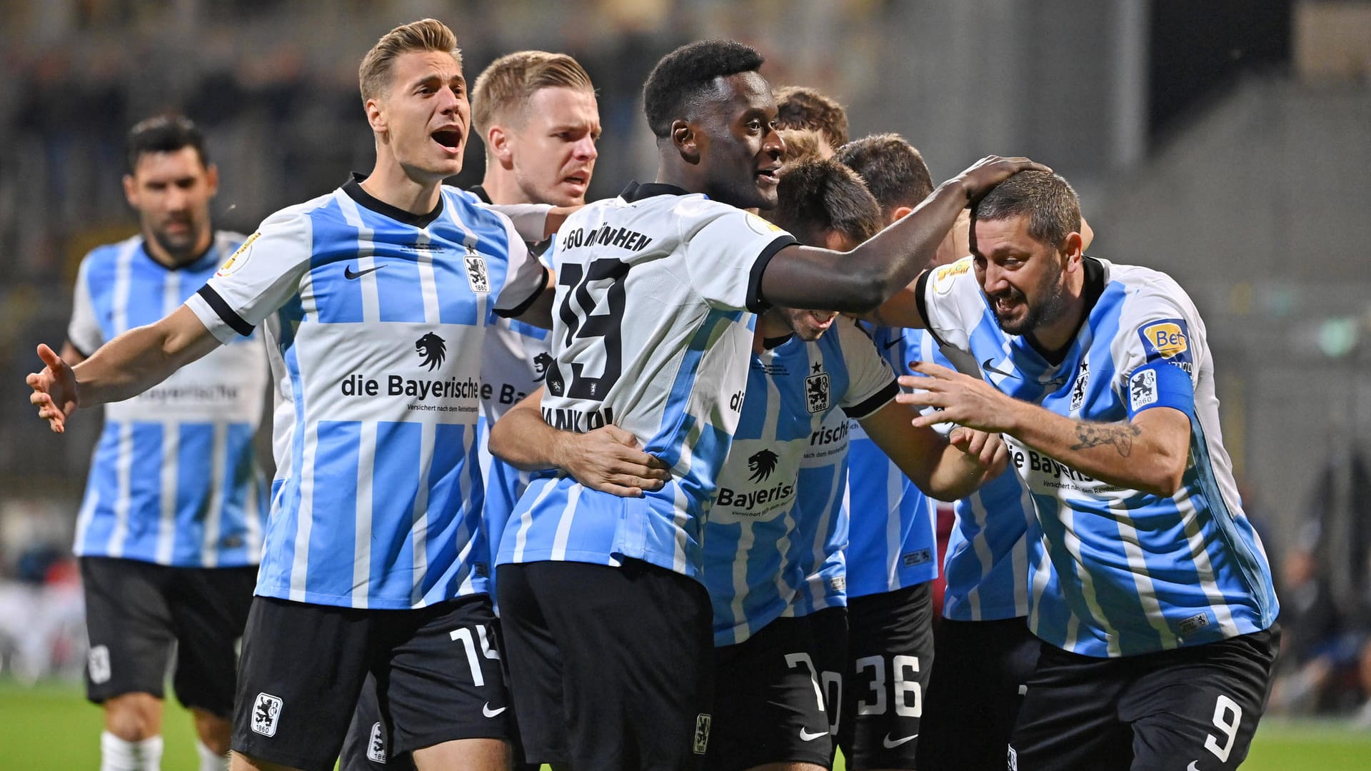 DFB-Pokal: Diese Kicker hatten nach dem Sieg gegen Schalke gut lachen.