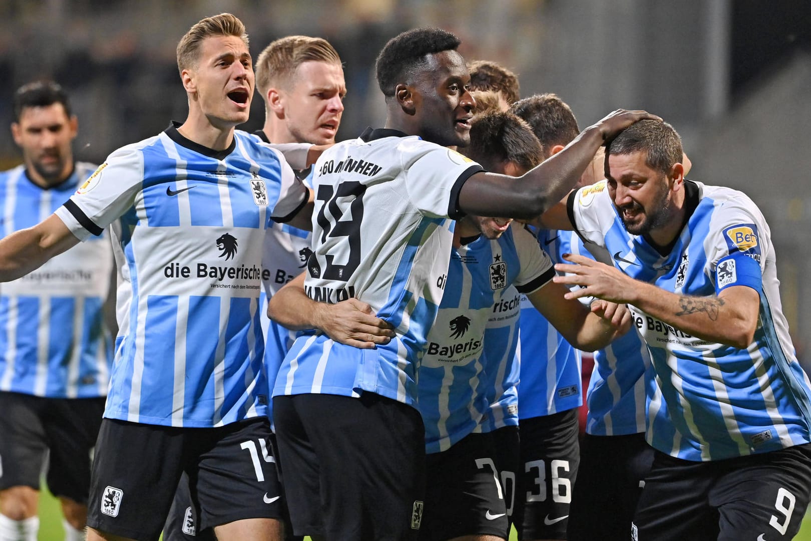 DFB-Pokal: Diese Kicker hatten nach dem Sieg gegen Schalke gut lachen.