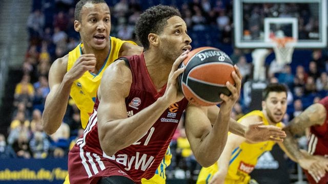 Augustine Rubit setzte sich mit Bayerns Basketballern gegen Alba Berlin mit Louis Olinde (l) durch. Augustine Rubit setzte sich mit Bayerns Basketballern gegen Alba Berlin mit Louis Olinde (l) durch.