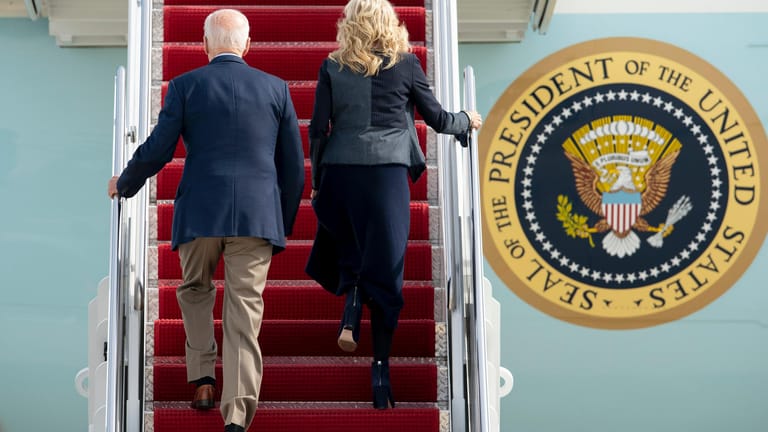 US-Präsident Biden und seine Ehefrau Jill Biden steigen in den Flieger nach Rom: In Italien treffen sich am Samstag und Sonntag die G20-Staaten.