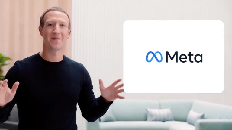 Mark Zuckerberg vor dem neuen Logo seines Unternehmens: Facebook heißt nun Meta.