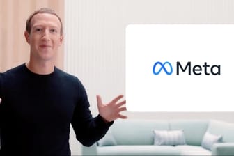 Mark Zuckerberg vor dem neuen Logo seines Unternehmens: Facebook heißt nun Meta.