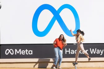 Das Logo mit dem neuen Namen des Unternehmens vor dem Hauptsitz in Menlo Park: Der Facebook-Konzern heißt künftig Meta.