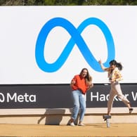 Das Logo mit dem neuen Namen des Unternehmens vor dem Hauptsitz in Menlo Park: Der Facebook-Konzern heißt künftig Meta.