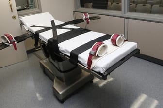 Eine Trage steht in der Hinrichtungskammer des Oklahoma State Penitentiary: Erstmals seit mehr als sechs Jahren haben die Behörden im US-Bundesstaat Oklahoma wieder einen Todeskandidaten hingerichtet.