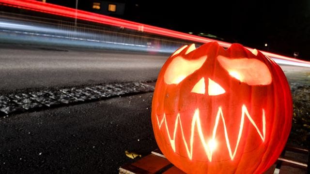 Autofahrer sollten an Halloween Vorsicht im Straßenverkehr walten lassen: Verkleidete Kinder könnten unvermittelt auf die Straße laufen.