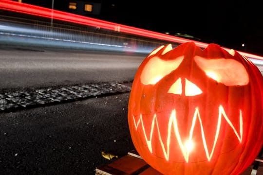 Autofahrer sollten an Halloween Vorsicht im Straßenverkehr walten lassen: Verkleidete Kinder könnten unvermittelt auf die Straße laufen.