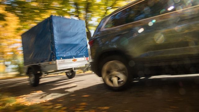 Praktischer Helfer: Wenn häufiger Sperriges transportiert wird, kann sich der Kauf eines Anhängers lohnen.