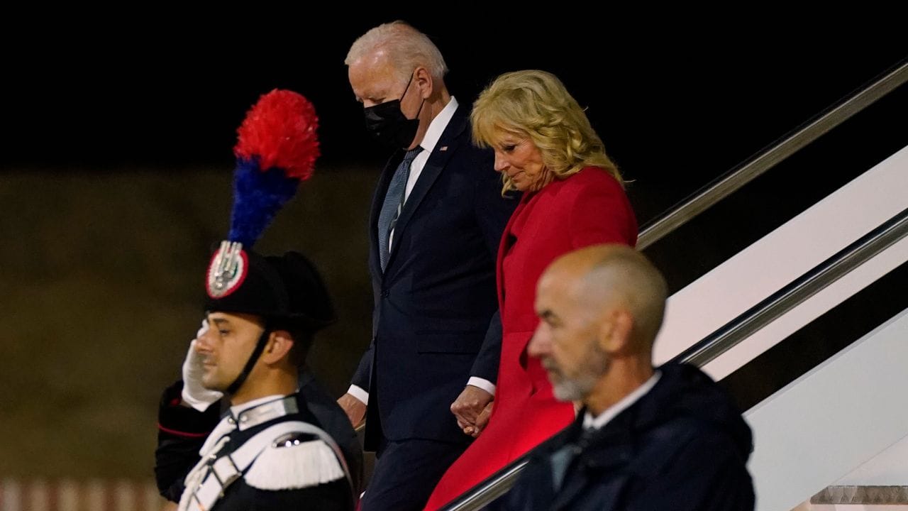 US-Präsident Joe Biden und First Lady Jill Biden kommen am internationalen Flughafen Rom-Fiumicino an.