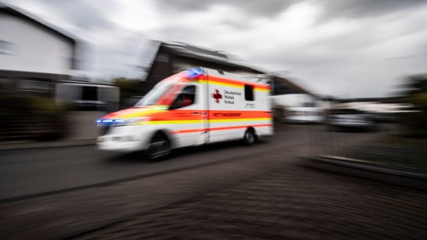 Rettungswagen (Symbolbild): Das Klinikum Sankt Georg führt die steigende Zahl der Hirninfarkte auf den demografischen Wandel zurück.