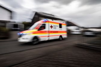 Rettungswagen (Symbolbild): Das Klinikum Sankt Georg führt die steigende Zahl der Hirninfarkte auf den demografischen Wandel zurück.