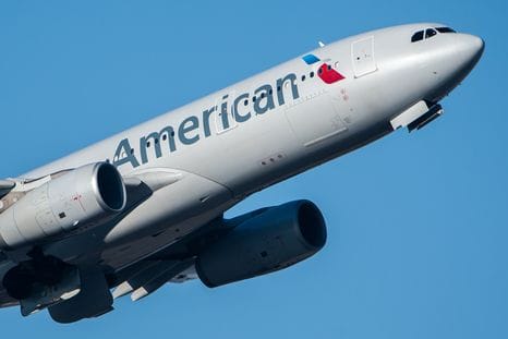 Ein Passagier soll auf einem US-Linienflug eine American Airlines-Stewardess geschlagen haben.