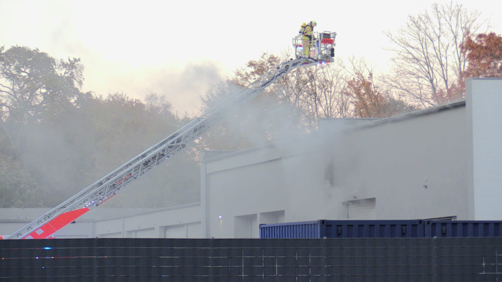 Feuerwehrkräfte bei den Löscharbeiten an einer Lagerhalle: Die Polizei ermittelt zu den Hintergründen des Brandes. Feuerwehrkräfte bei den Löscharbeiten an einer Lagerhalle: Die Polizei ermittelt zu den Hintergründen des Brandes.