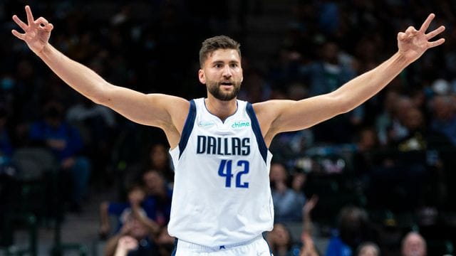 Mavericks-Profi Maxi Kleber jubelt nach einem erfolgreichen Drei-Punkte-Wurf. Mavericks-Profi Maxi Kleber jubelt nach einem erfolgreichen Drei-Punkte-Wurf.