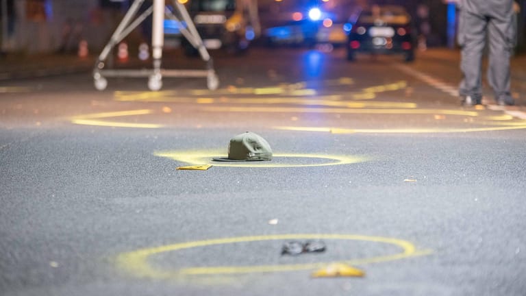 Ein Basecap und eine Brille liegen auf der Straße: Ein 61-Jähriger erlag seinen schweren Verletzungen.