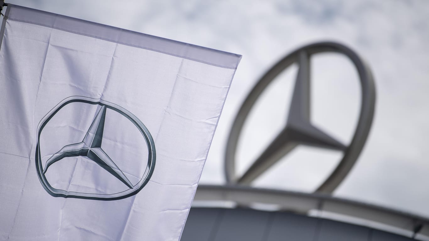 Eine Fahne mit dem Mercedes-Benz-Logo (Symbolbild): Daimler hat seine Geschäftszahlen für das dritte Quartal bekanntgegeben.