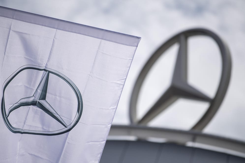 Eine Fahne mit dem Mercedes-Benz-Logo (Symbolbild): Daimler hat seine Geschäftszahlen für das dritte Quartal bekanntgegeben.