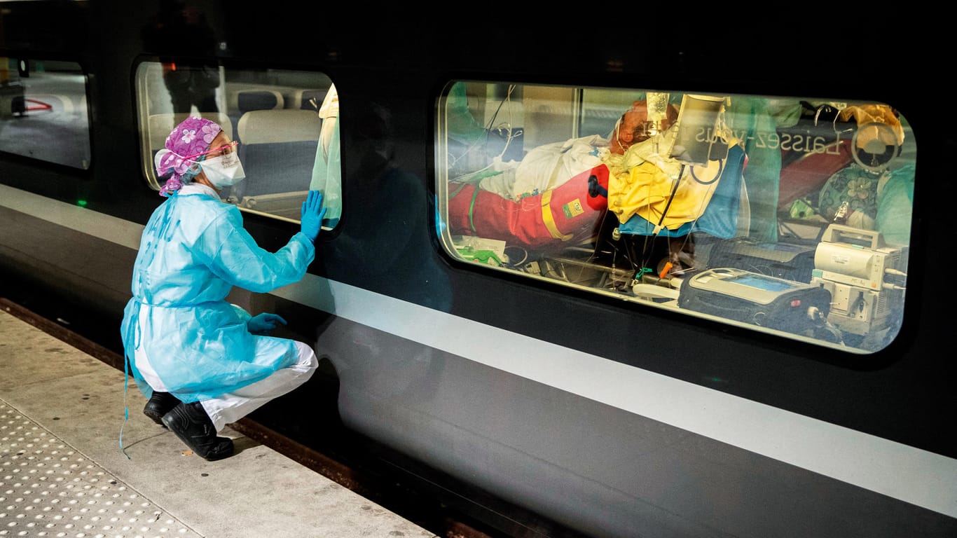 Eine Krankenschwester sieht nach einem Patienten in einem Zug am Gare d'Austerlitz: Das Bild wurde im April 2020 in Paris aufgenommen. Corona-Patienten wurden wegen überlasteter Stationen in andere Krankenhäuser transportiert.