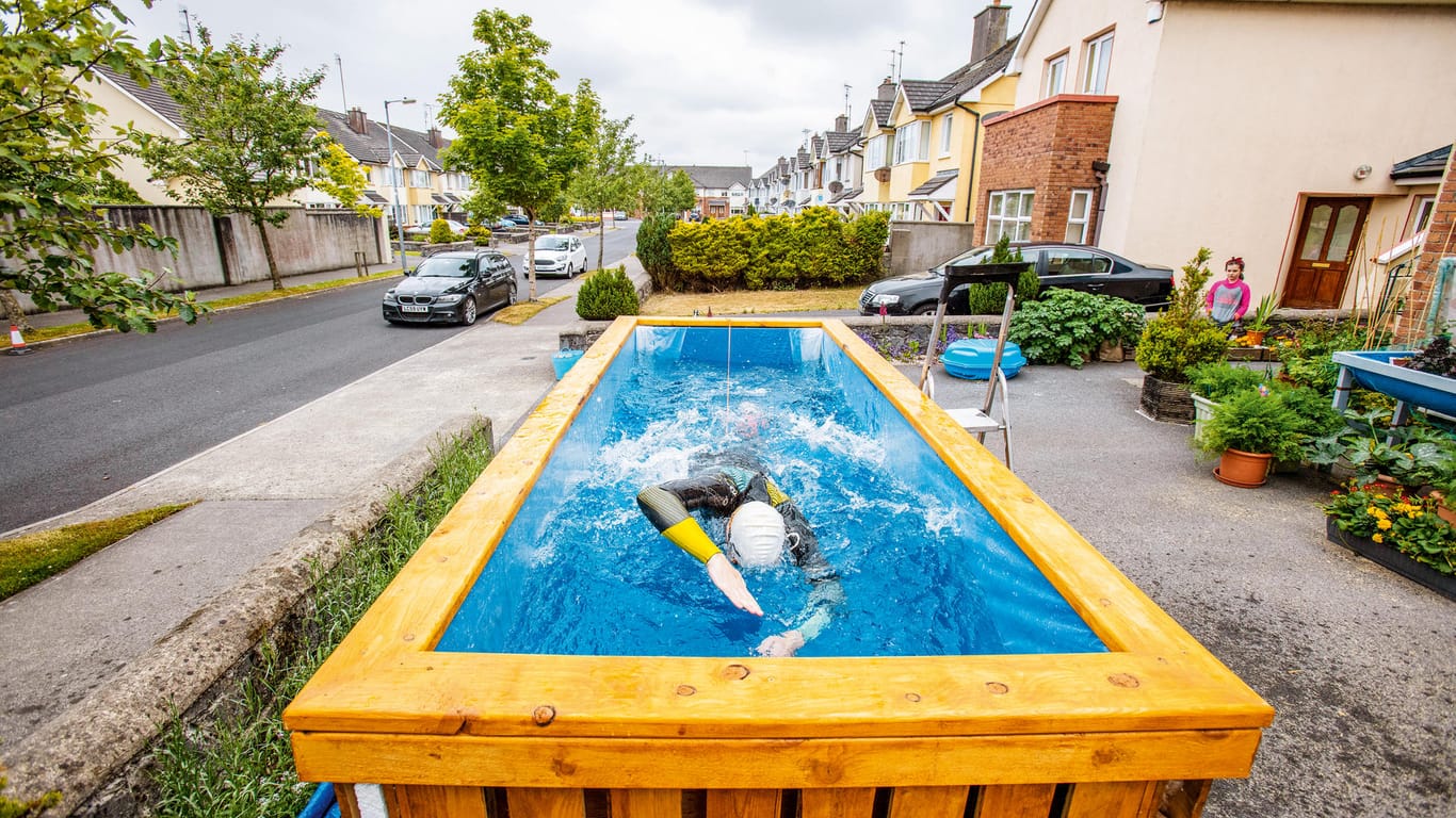 Leo Hynes trainiert in einem selbstgebauten Pool in seinem Vorgarten: Der irische Paralympics-Teilnehmer ist blind. Mit einem Bungee-Seil hält er seinen Körper davon ab, tatsächlich vorwärts zu schwimmen. Die Aufnahme entstand im Juni 2020 in Westirland.