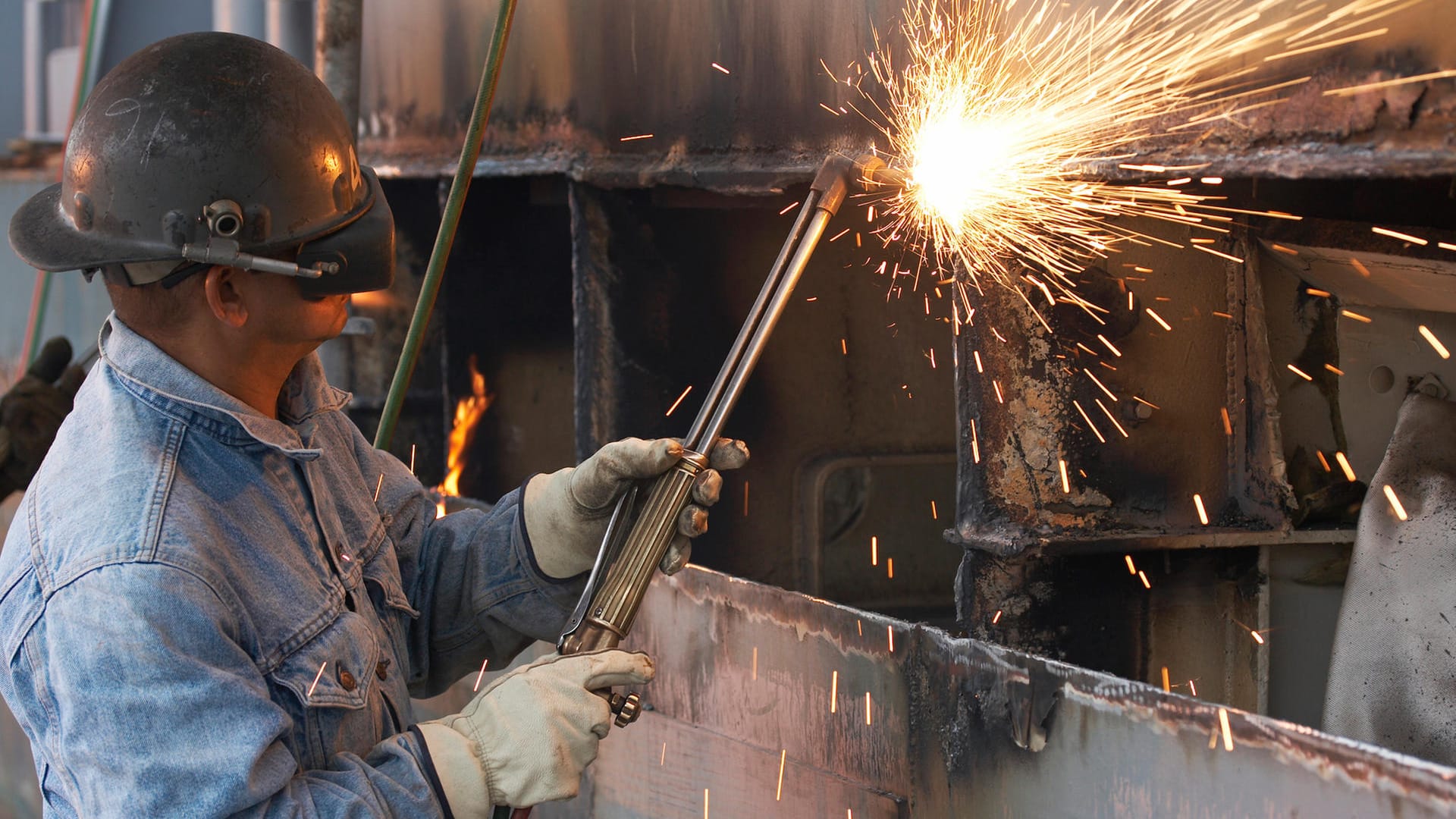 Ein Schweißer arbeitet in einer Werft (Symbolbild): Beim Schiffbauer De Hoop verlieren knapp 100 Menschen ihren Job.