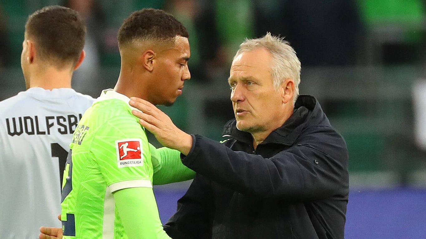 Felix Nmecha und Christian Streich (r.): Nach der Niederlage des VfL Wolfsburg tröstet Freiburgs Trainer den gegnerischen Spieler.