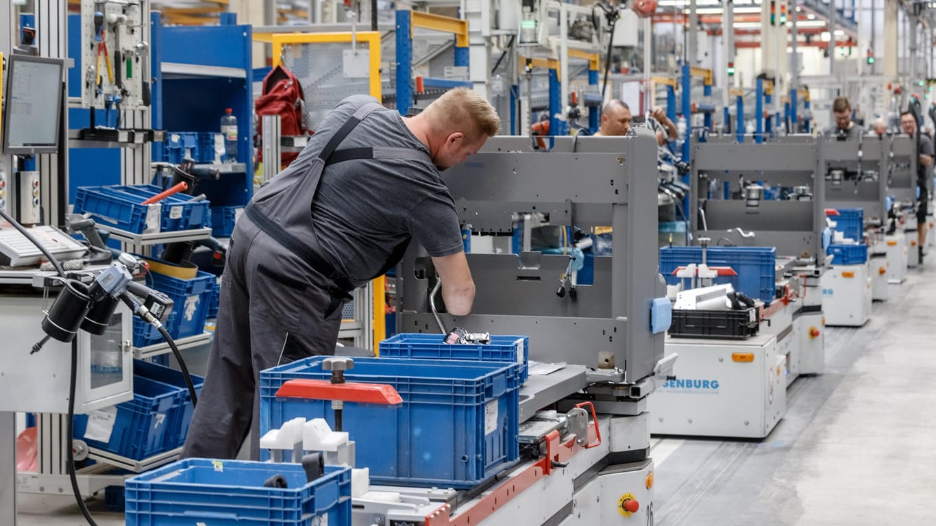 Maschinenbauer bei der Arbeit (Symbolbild): Die deutsche Wirtschaft hat im Sommer 2021 zugelegt.