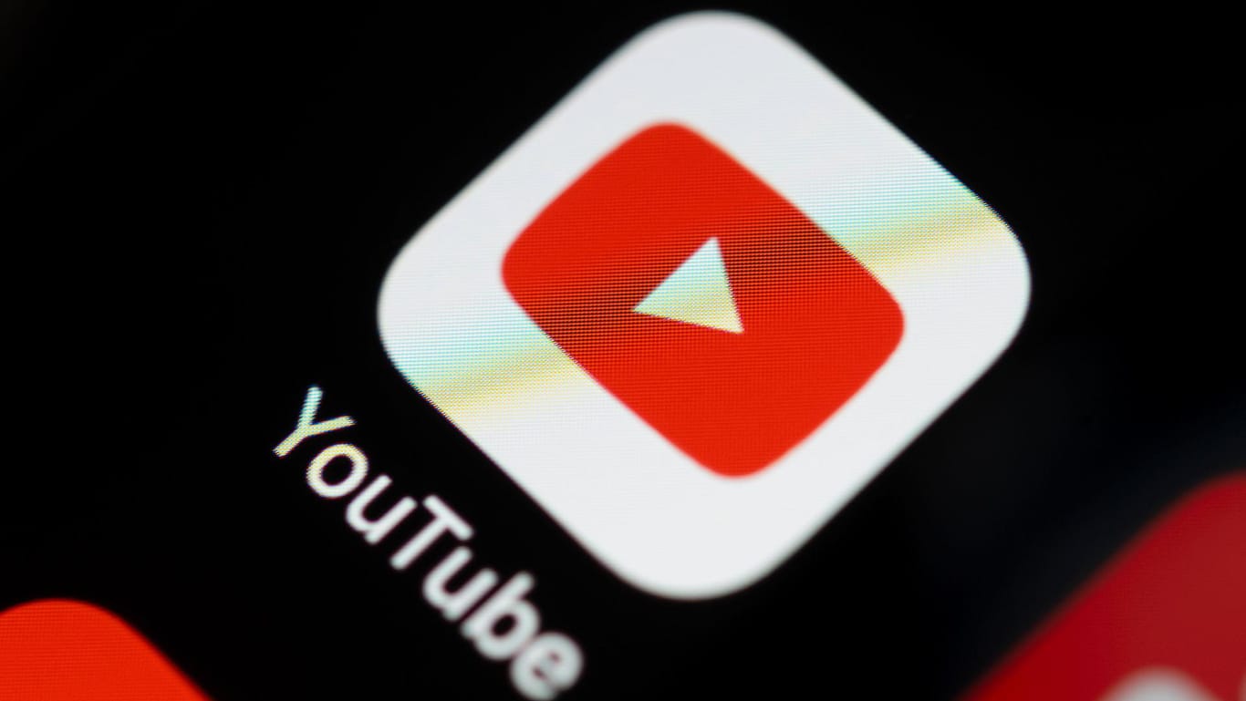 Youtube Logo auf einem Handybildschirm: Nur unter Anleitung von Online-Videos brachte die 17-Jährige ihr Kind zur Welt. (Symbolbild)