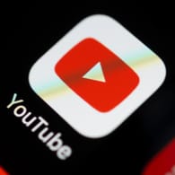 Youtube Logo auf einem Handybildschirm: Nur unter Anleitung von Online-Videos brachte die 17-Jährige ihr Kind zur Welt. (Symbolbild)