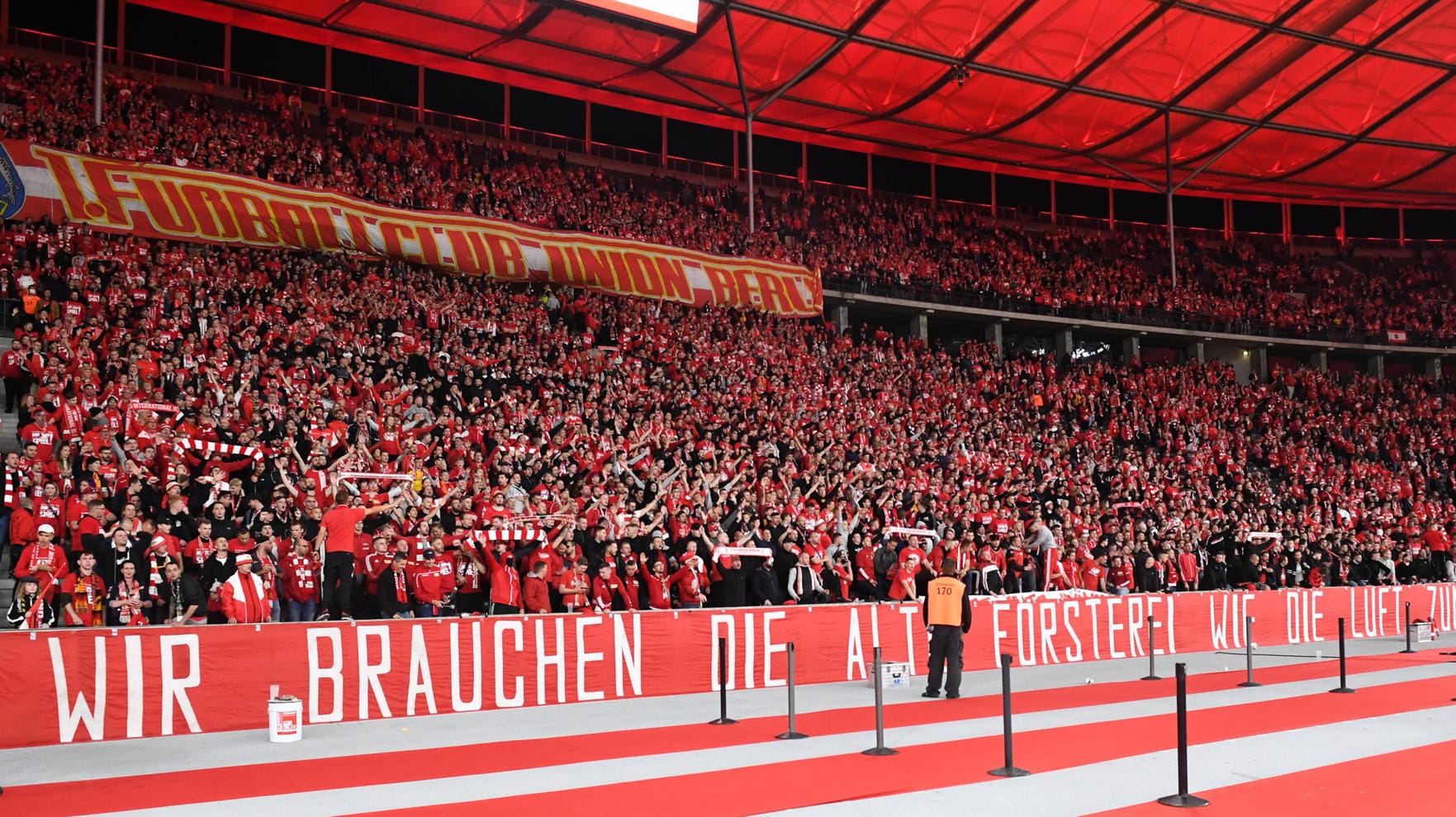 Fans von Union Berlin im Olympiastadion: Die Köpenicker ziehen bei Spielen der Conference League in die Spielstätte von Konkurrent Hertha um.